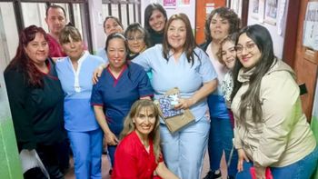 Amo lo que hago: la historia de Claudia Flores y sus 33 años junto a la comunidad de Picún Leufú. Amo lo que hago: la historia de Claudia Flores y sus 33 años junto a la comunidad de Picún Leufú.
