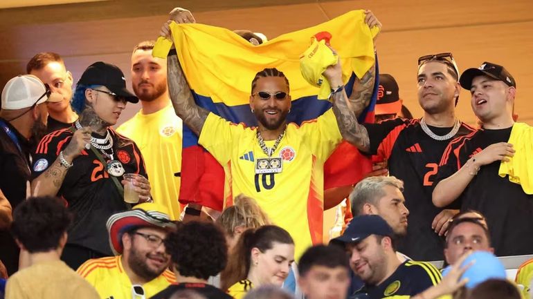 Maluma en su palco en el partido de la Argentina frente a Colombia