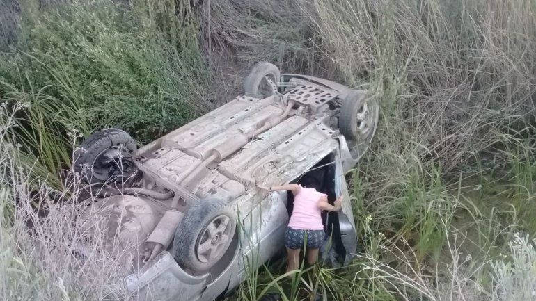 Casi se ahoga: perdió el control de su auto, tumbó y cayó a un canal en la Ruta 22