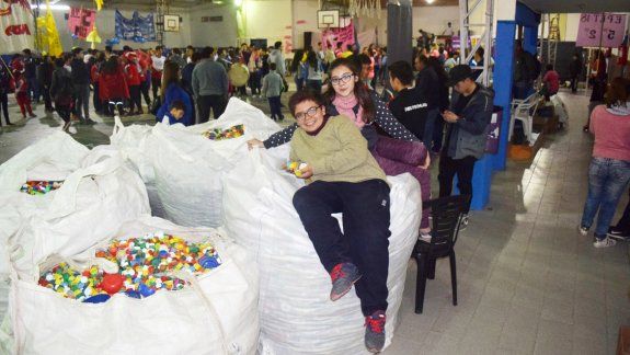 Carlitos y Kiara, los organizadores de la gran campaña solidaria.