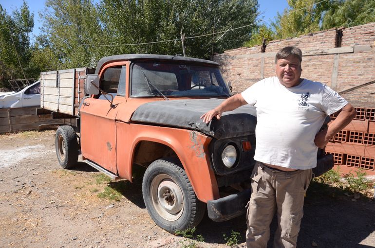 Armando Bucarey junto a su Dodge modelo 64 con la cual recolectaba todo tipo de chatarra y cartones junto con Adela. 