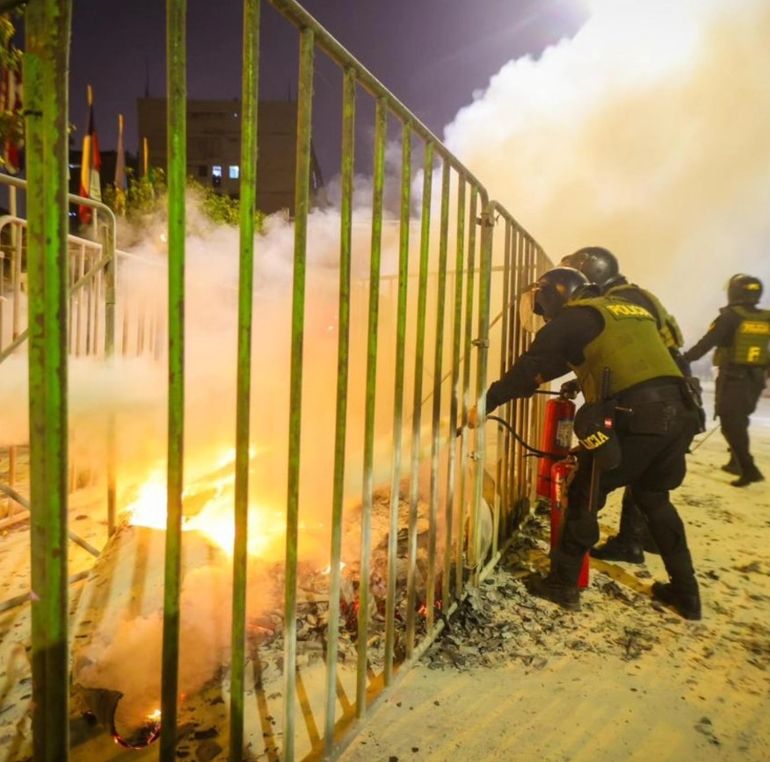 Caos en Perú: un muerto y más de cien heridos en una protesta contra el flamante Gobierno y el Congreso Caos en Perú: un muerto y más de cien heridos en una protesta contra el flamante Gobierno y el Congreso