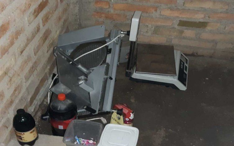 Saquearon un almacén y los delató un camino de caramelos