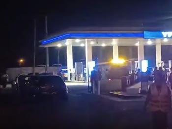 mato a la expareja de su novia en una estacion de servicio: le disparo seis veces y escapo