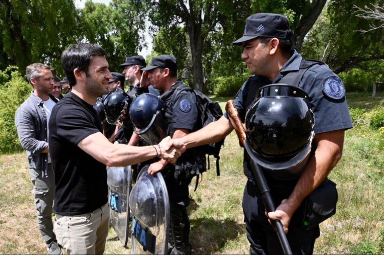 El gobernador chubutense, Ignacio Torres, presente en el desalojo en el Parque Nacional Los Alerces. El gobernador chubutense, Ignacio Torres, presente en el desalojo en el Parque Nacional Los Alerces.