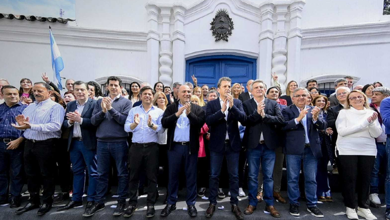 Massa estuvo acompañado por gobernadores peronistas, representantes sindicales y dirigentes de La Cámpora. Massa estuvo acompañado por gobernadores peronistas, representantes sindicales y dirigentes de La Cámpora.