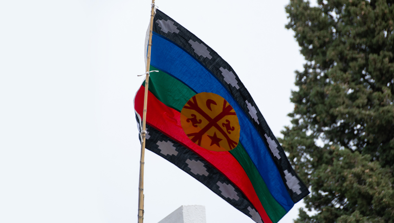 Le negaron izar la bandera mapuche a una alumna en una escuela