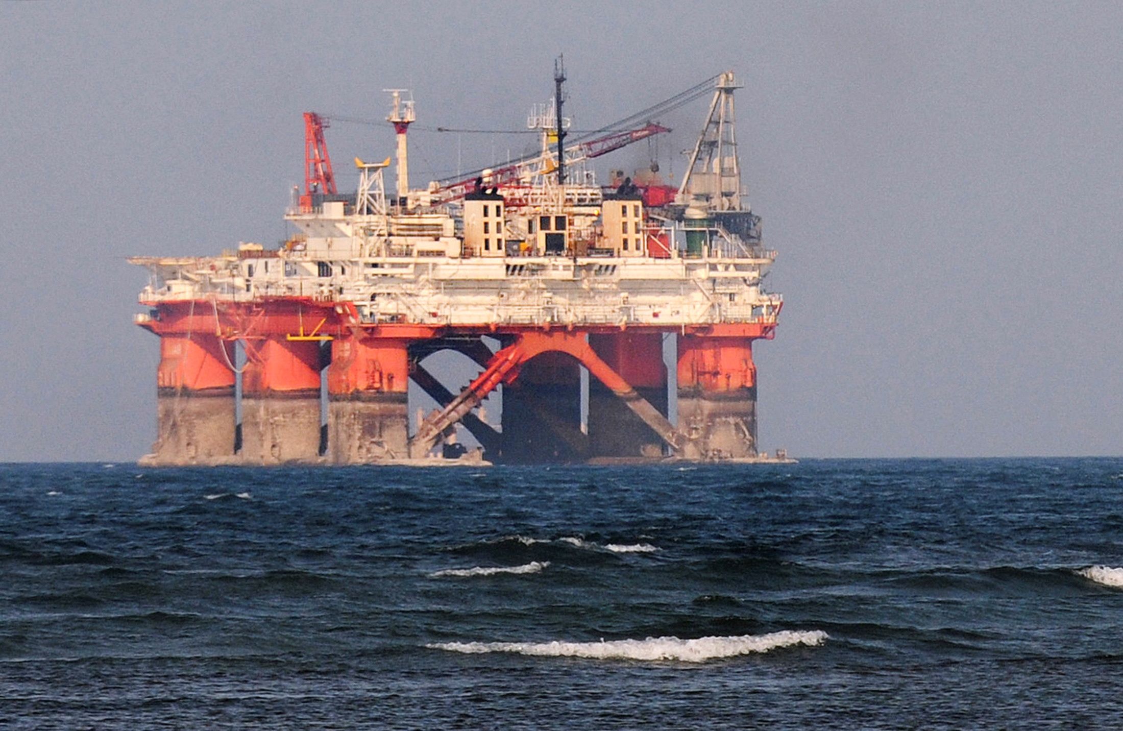 Imagen de archivo. La plataforma de perforación Lolair del monopolio petrolero estatal Petróleos Mexicanos (Pemex) se ve frente al puerto de Veracruz, México. 7 de junio de 2012. REUTERS/Yahir