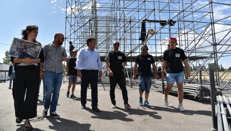 Cuenta regresiva para la Fiesta de la Confluencia: empezó el armado del escenario