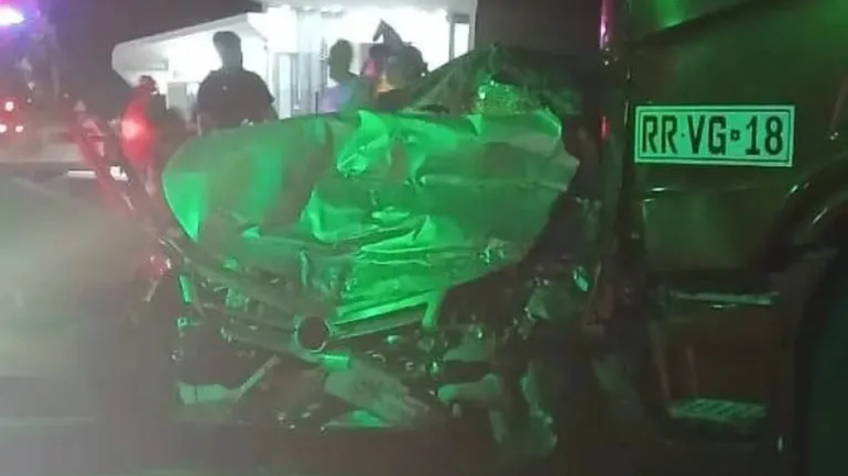 El vehículo de las víctimas chocó de frente contra un camión, y luego fue impactado por otro auto. El vehículo de las víctimas chocó de frente contra un camión, y luego fue impactado por otro auto.