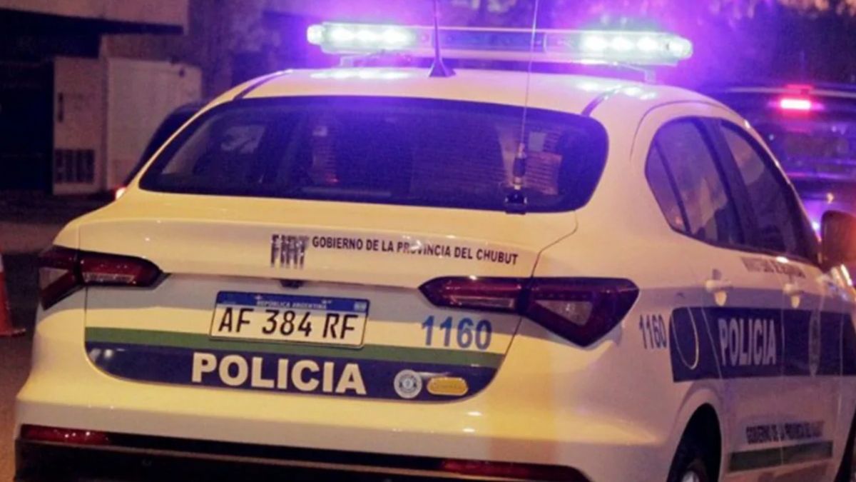 Insólito: salió a pasear con la novia en un auto de la policía