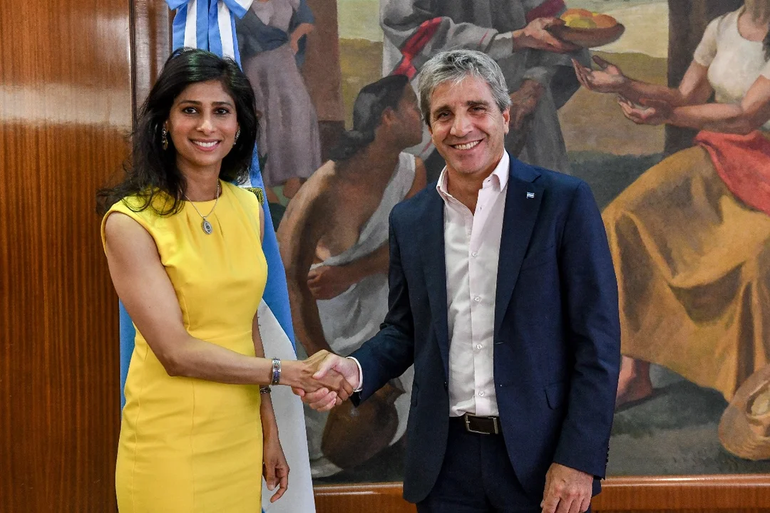 Luis Caputo se reunión con Gita Gopinath, número dos del FMI. Luis Caputo se reunión con Gita Gopinath, número dos del FMI.