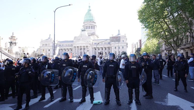Nueva marcha de jubilados en el Congreso: protocolo antipiquetes, gases y enfrentamientos