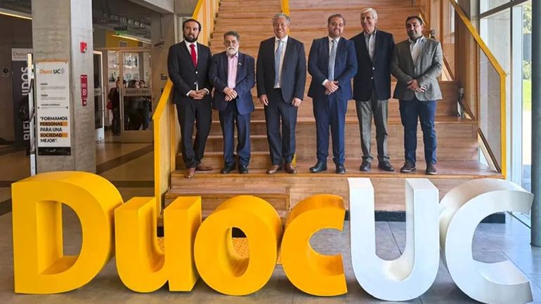 Rolando Figueroa planteó en Chile construir un nuevo Canal de Panamá por vía férrea