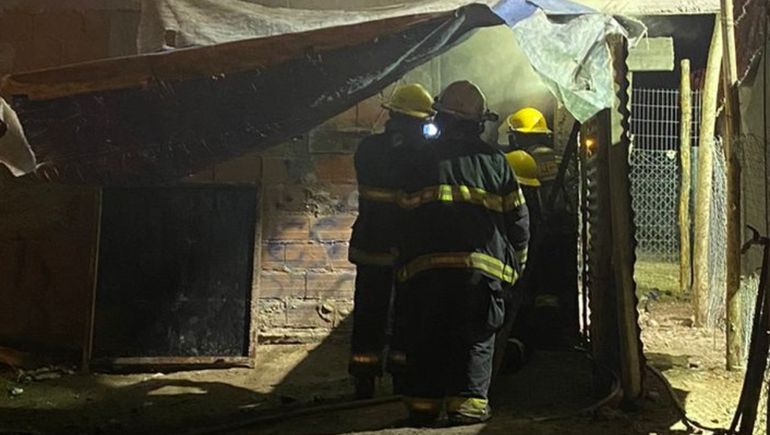 Casa incendiada en Centenario. (Foto Gentileza Centenario Digital)