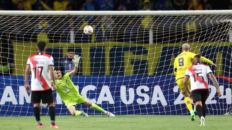 Los mejores memes contra Darío Benedetto después de errar otro penal