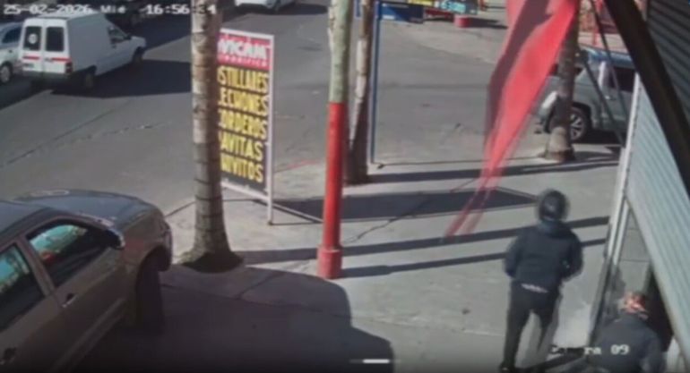 El momento en el que los motochorros atacaron brutalmente al comerciante quedó registrado en las cámaras de seguridad.