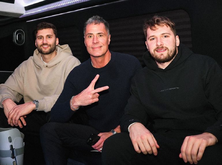 Doncic junto a Rob Pelinka, general manager de los Lakers, y Maxi Kleber, el otro jugador traspasado a Los Ángeles. Doncic junto a Rob Pelinka, general manager de los Lakers, y Maxi Kleber, el otro jugador traspasado a Los Ángeles.
