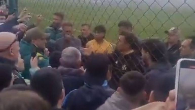 Picante cruce: los hinchas de Aldosivi fueron al predio y pidieron explicaciones por el mal momento del equipo