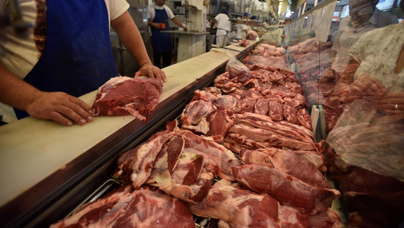 En 2023, con un suledo promedio se compraban 123 kg. de carne, actualmente el número cayó a 108 kg.