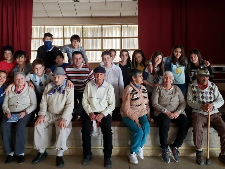 El hogar de ancianos de Chos Malal construye un vínculo con la comunidad recibiendo niños y niñas de instituciones educativas y culturales.