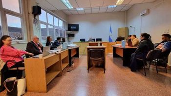 En Esquel juzgan a una familia de Comodoro Rivadavia que habría estafado a una peluquera. En Esquel juzgan a una familia de Comodoro Rivadavia que habría estafado a una peluquera.