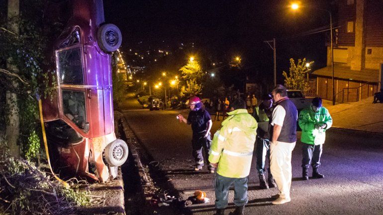 Se quedó sin frenos y terminó con el auto sobre un poste