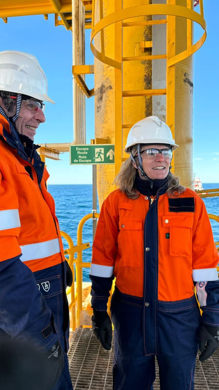 Rodríguez Chirillo visitó la plataforma offshore Fénix, junto a Catherine Remy. Rodríguez Chirillo visitó la plataforma offshore Fénix, junto a Catherine Remy.