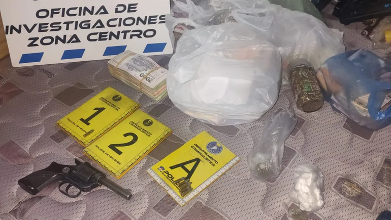 La Policía allanó y secuestró elementos en Villa Ceferino