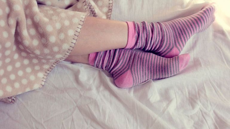 Dormir con medias: ¿qué revela este hábito sobre tu personalidad?