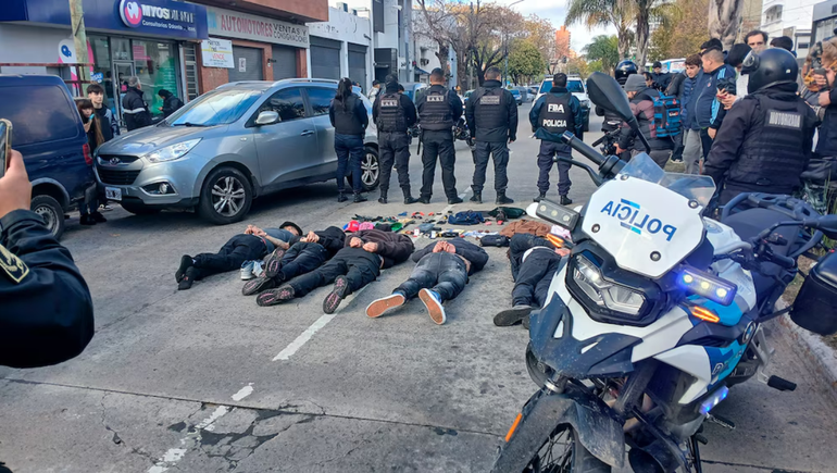 Los cinco hombres detenidos en La Plata son de nacionalidad chilena.