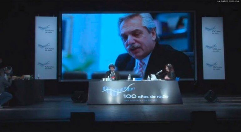 El Presidente participó del programa especial por los 100 años de la radio argentina