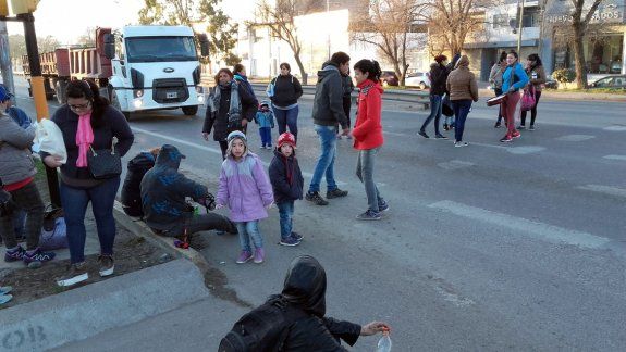 Desocupados volvieron a cortar en el cruce de la Ruta 22 y Anaya