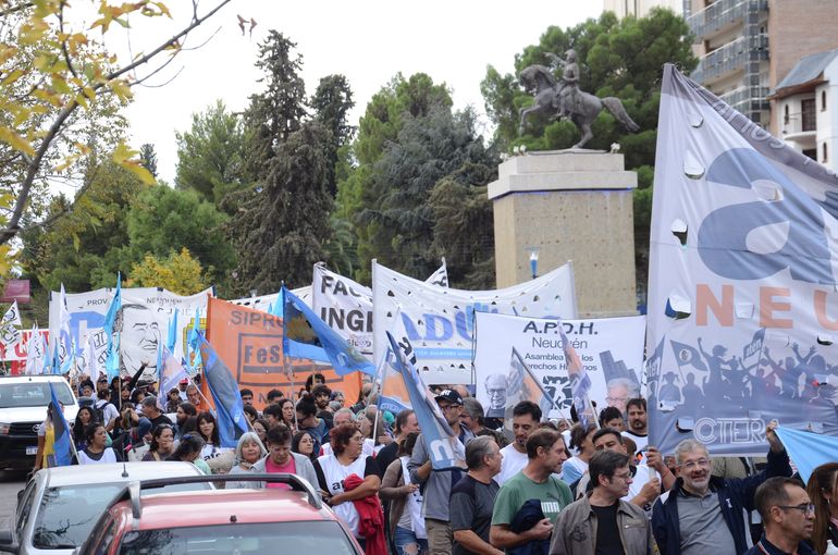 Las últimas marchas copncovadas por la CGT Neuquén. Las últimas marchas copncovadas por la CGT Neuquén.