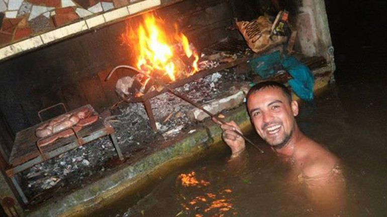 Al mal tiempo, buena cara: en plena inundación, hicieron un asado con amigos bajo el agua