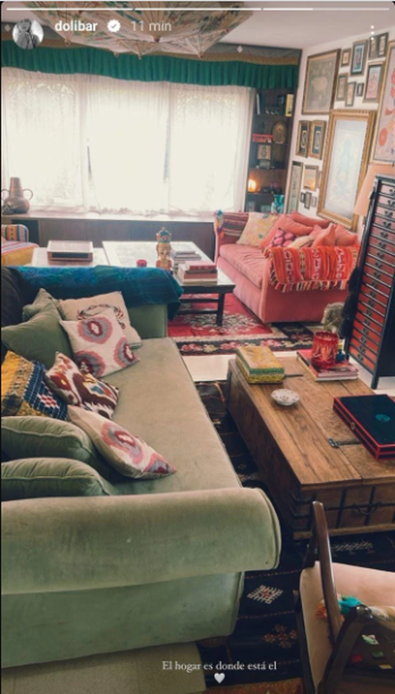 Una ecléctica paleta de colores y los objetos traídos de sus viajes a la India marcan el estilo boho chic de la sala de estar de la modelo.