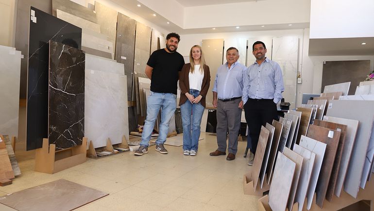 Renunció a su trabajo, fundó su propia empresa y hoy vende cerámicos en toda la región