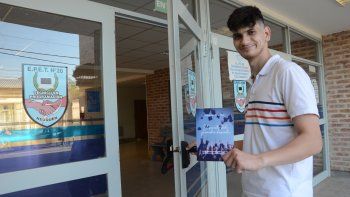 Ezequiel Lopez- Libro para convocar a jovenes a terminar el secundario (7).JPG