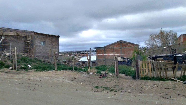 Asesinaron a un indigente de una puñalada por la espalda en su casa