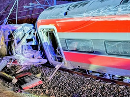 Varios pasajeros resultaron atrapados. En el lugar trabajan servicios de emergencia. Varios pasajeros resultaron atrapados. En el lugar trabajan servicios de emergencia.