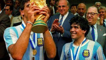El Tata Brown con la Copa y la felicidad de Maradona. Momento histórico. El Tata Brown con la Copa y la felicidad de Maradona. Momento histórico.