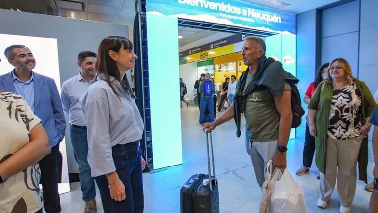 La ministra Leticia Esteves y los primeros pasajeros.