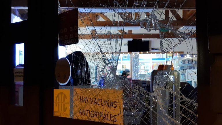 El intruso destrozó la puerta de la farmacia para ingresar.