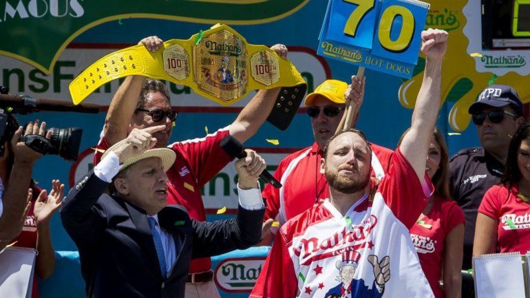 Joey Chestnut se adjudicó el Cinturón Internacional de la Mostaza. Se mandó 17 panchos más que el segundo.