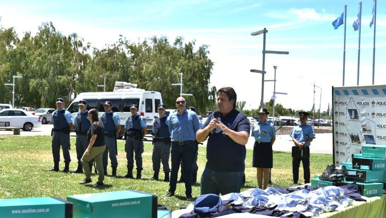 Gaido entregó uniformes de verano para los policías que custodian los balnearios