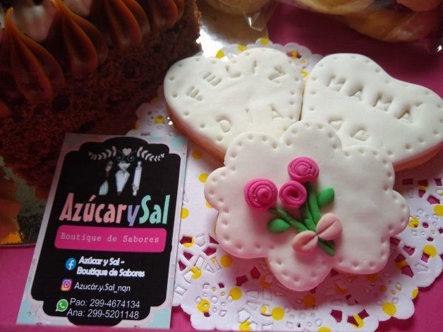 Las bandejas se venden por la foto, por eso muchas vienen con detalles decorativos para sorprender a mamá en su día.