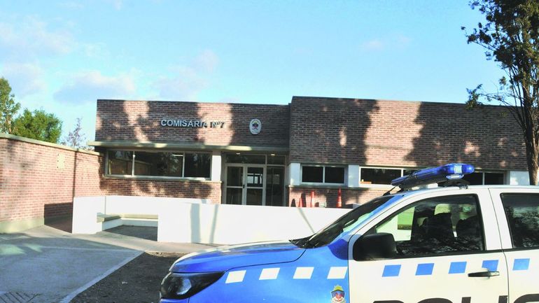 La Policía de Plottier se encuentra trabajando en el lugar del hallazgo del cuerpo. La Policía de Plottier se encuentra trabajando en el lugar del hallazgo del cuerpo.