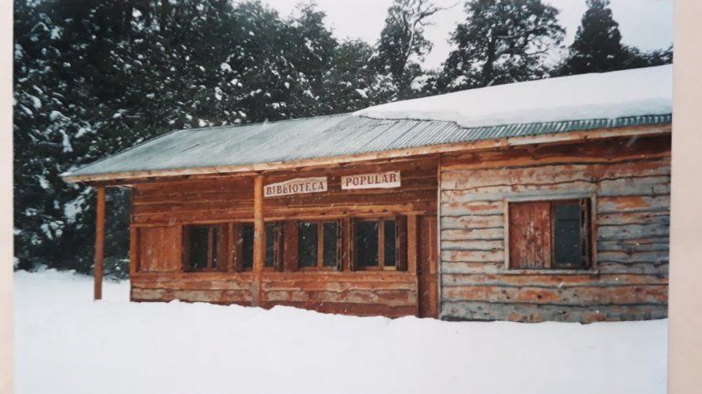 La biblioteca comenzó a funcionar en noviembre de 1991 donde actualmente se encuentra el Registro Civil. 