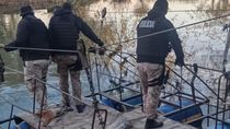 Trampas caza bobo, una balsa y carne descartada en el río: cayó una banda que robaba ganado en Chubut. Trampas caza bobo, una balsa y carne descartada en el río: cayó una banda que robaba ganado en Chubut.