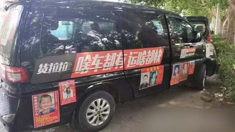 La combi de Shi Chunxin, con las fotos de los chicos secuestrados. La combi de Shi Chunxin, con las fotos de los chicos secuestrados.
